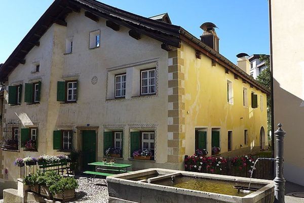 Acogedora casa de apartamentos pequeña e histórica