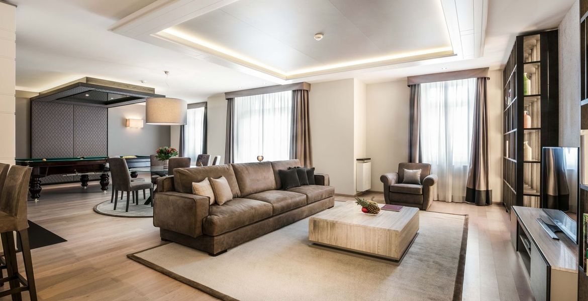 Luxuriously equipped 460 sqm third floor, four-bedroom 