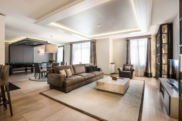 Luxuriously equipped 460 sqm third floor, four-bedroom 