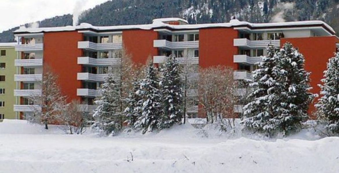 Appartement entièrement rénové au 4ème étage, St Moritz