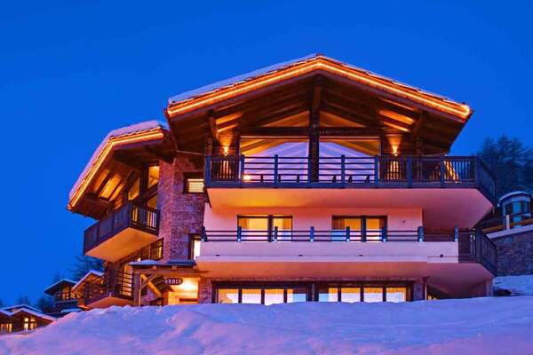 Ce chalet chic et somptueux est construit selon les normes 