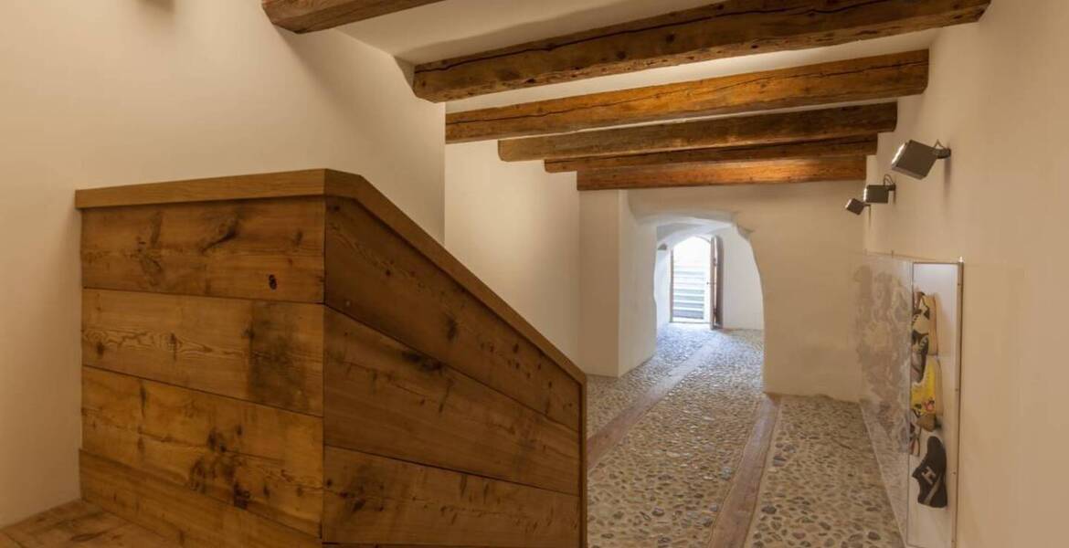 Casa tradicional de Engadina de 1595, hoy brilla en una comb