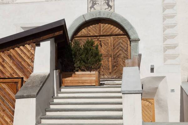 Casa tradicional de Engadina de 1595, hoy brilla en una comb