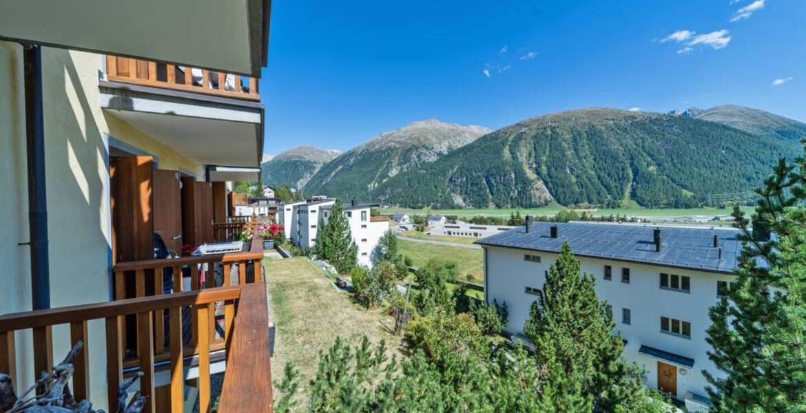 Le bâtiment est situé dans la partie supérieure de Samedan, 