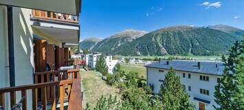 El edificio está situado en la zona alta de Samedan, desde d