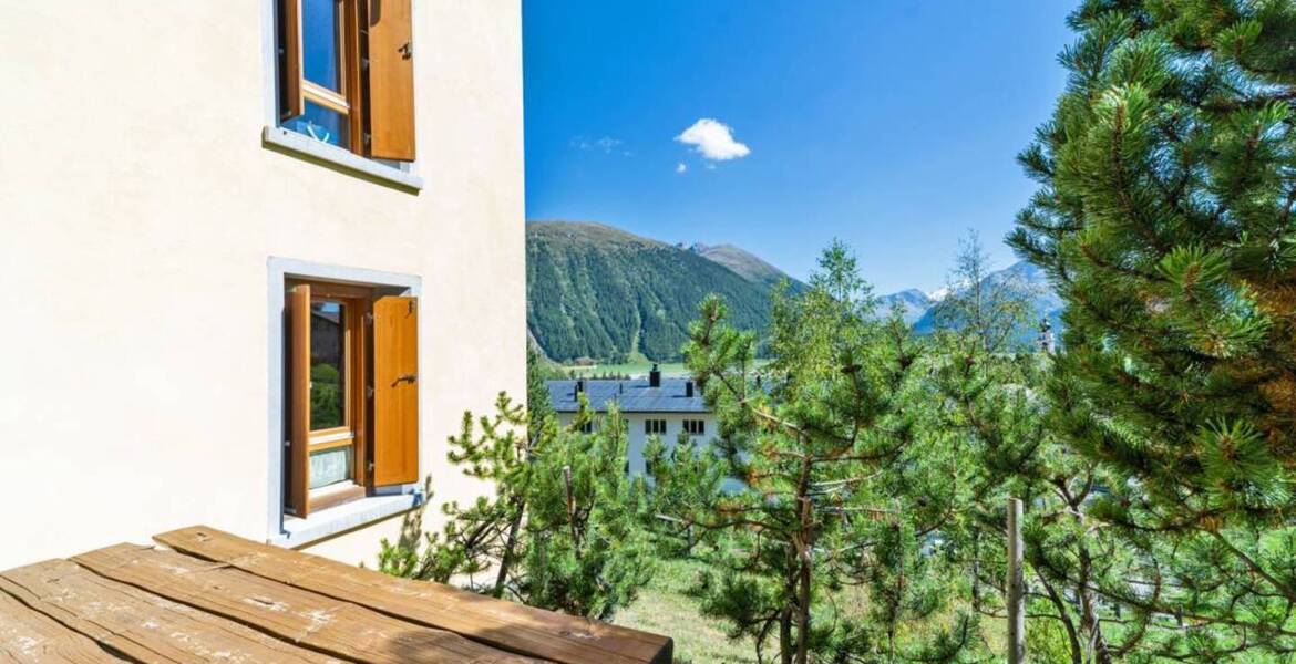 Le bâtiment est situé dans la partie supérieure de Samedan, 