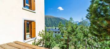 Le bâtiment est situé dans la partie supérieure de Samedan, 