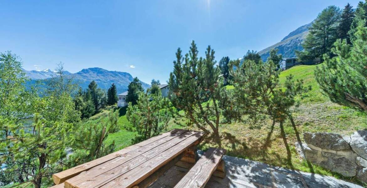 El edificio está situado en la zona alta de Samedan, desde d