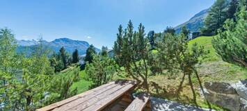 El edificio está situado en la zona alta de Samedan, desde d