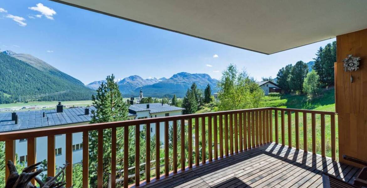 Le bâtiment est situé dans la partie supérieure de Samedan, 