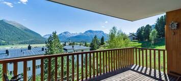 Le bâtiment est situé dans la partie supérieure de Samedan, 