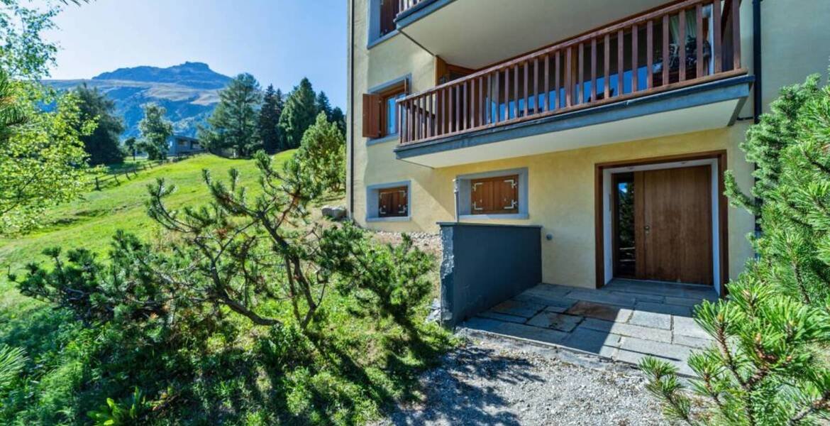 Le bâtiment est situé dans la partie supérieure de Samedan, 