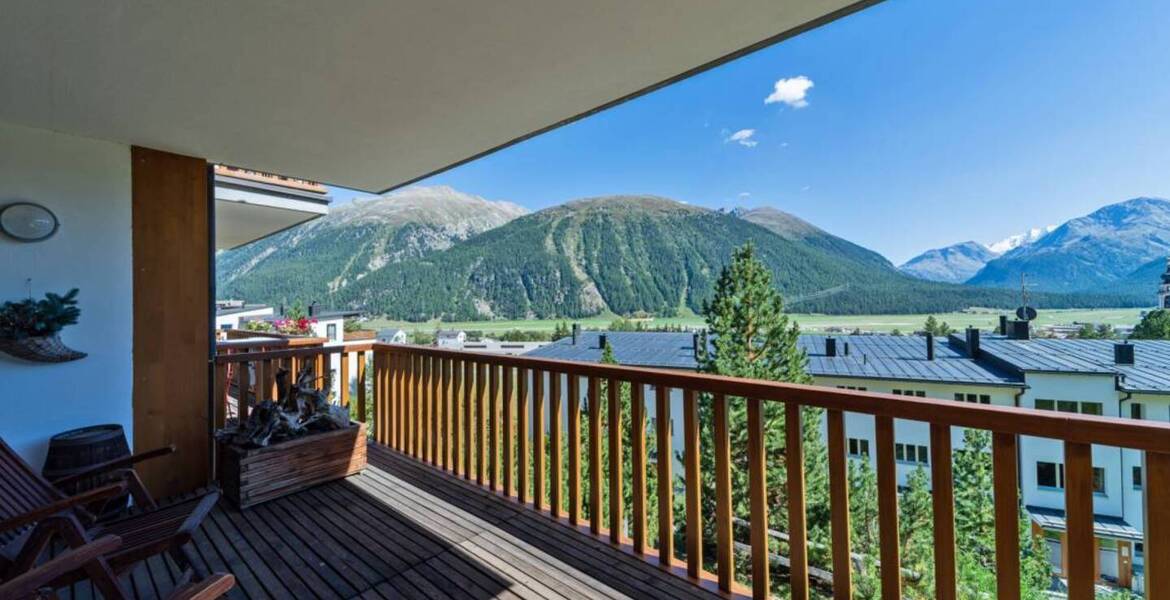 Le bâtiment est situé dans la partie supérieure de Samedan, 