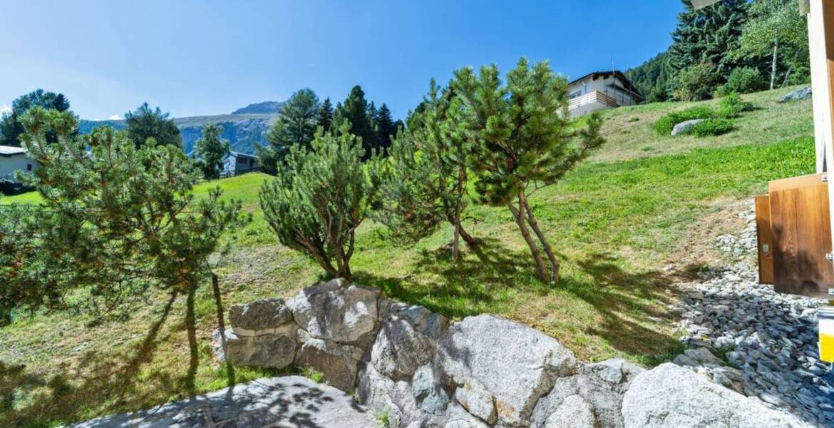 The building is located in the upper area of Samedan from wh