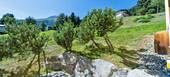 Le bâtiment est situé dans la partie supérieure de Samedan, 